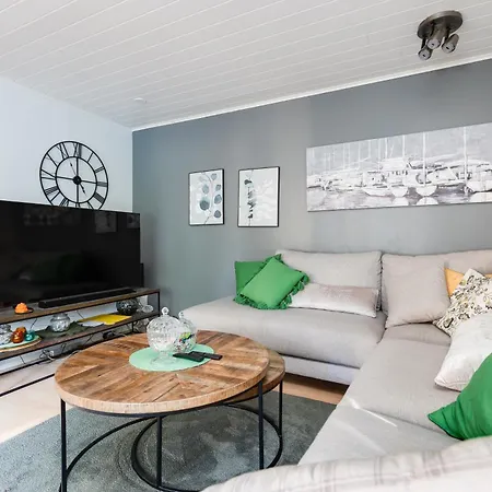 Cozy Five Bedroom House-3