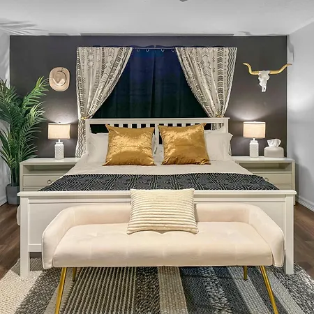 Casa Hosum - 7 Mins Downtown Sleeps 9 King Bed Fenced Yard-3
