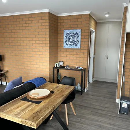 Lbarza Brand New Central 1Br Self Contained Apartment-2