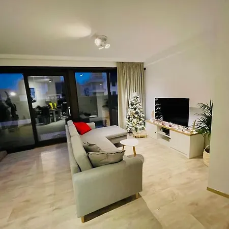 Crw Flat - Spacious Ground Floor Apartment With Garden-2
