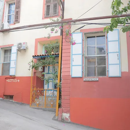 Lotus Garden Hostel Izmir-3