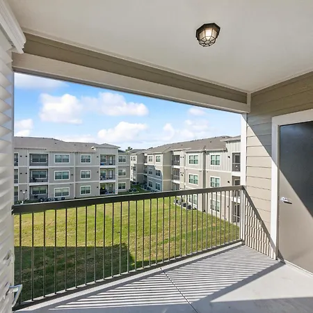 C Creek 10308 I Modern 2Bd Apt I Secure Property-3