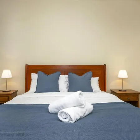 Family 3Br 2-Level Home At Central Chatswood-2