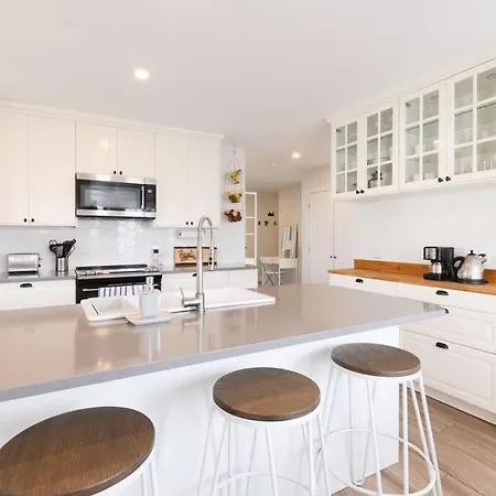 Your Halifornian Home Trendy 3 Bedroom Flat-3