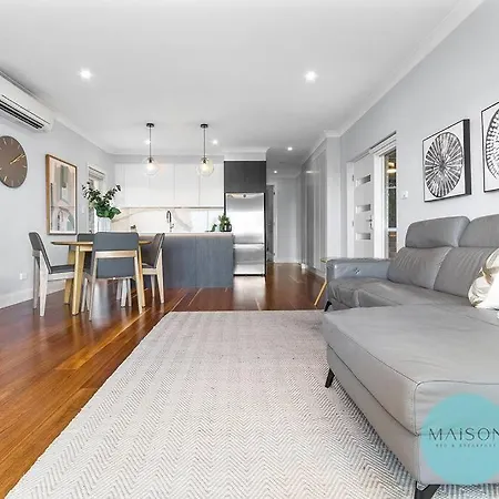 Stylish Sophistication With Leafy Newcastle Views!-2