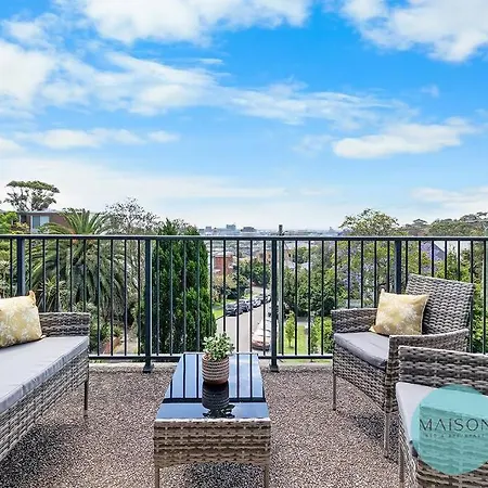 Stylish Sophistication With Leafy Newcastle Views!-3