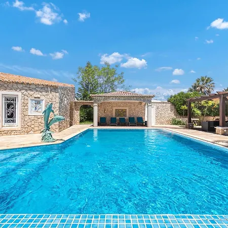 Golfinhos - Magnificent & Spacious 5 Bedroom Villa-3