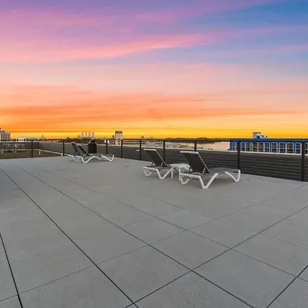 King Bed - Stunning Pier Views - Near Fishtown-3