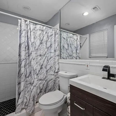 Charming Houston Studio Apt With Free Parking-3