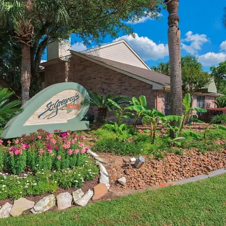Vibrant Texan Escape With Patio & Gated Community-3