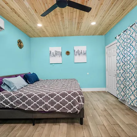 Modern Studio Retreat with King Bed, Full Kitchen&Free Park-3