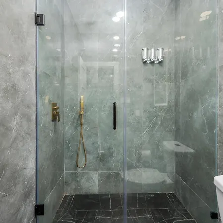 Modern Studio Retreat with King Bed, Full Kitchen&Free Park-2