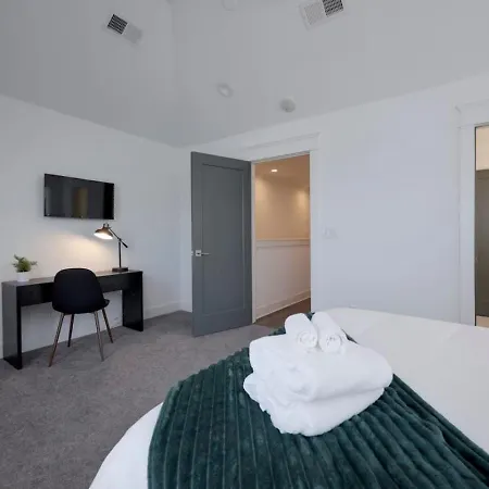 Ten Minutes To Broadway Luxurious Gated Townhome-3