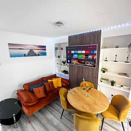 Stratford 3 Bed Garden Home By Dluxoria Short Lets & Serviced Accommodation Greater London-3