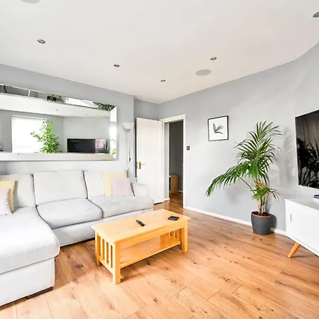 Cosy 1-Bed E15, Sleeps 4, 1 Min From Tube Station Near O2 Arena-2