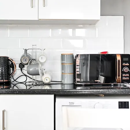 Cosy 1-Bed E15, Sleeps 4, 1 Min From Tube Station Near O2 Arena-3