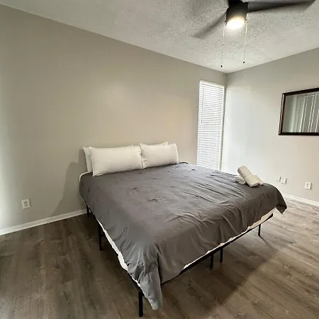 Humble Apartment In Houston Getaway Prime Bay Area Location-2