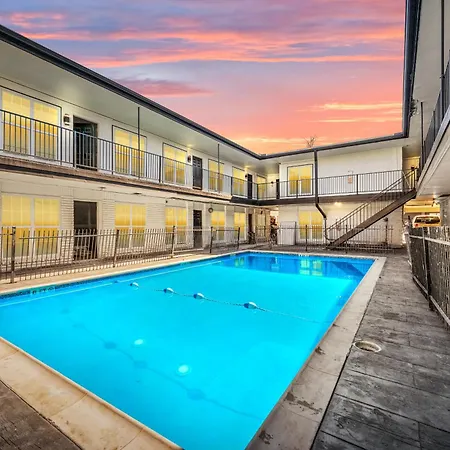Fully Equipped 1Br With King Bed, Pool & Free Parking-2