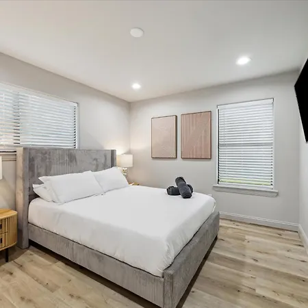 Luxury 4Bd 2Ba W Hot-Tub & Cinema Room - 14 Guest-2