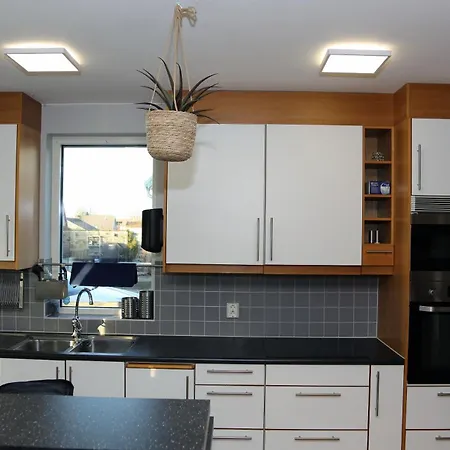 5-Bed-Rooms House With Jacuzzi, Free Parking, And 2 Toilets-Bath In Malmoe-3