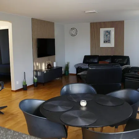 5-Bed-Rooms House With Jacuzzi, Free Parking, And 2 Toilets-Bath In Malmoe-2