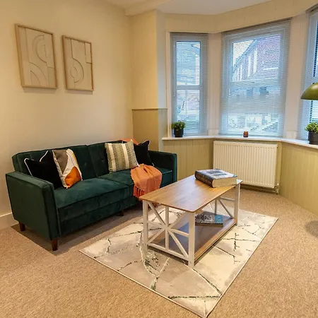 Spacious 2-Bedroom Eastbourne House Great Location-3