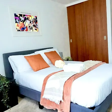 Elegant 2 Bed Flat In East London-3