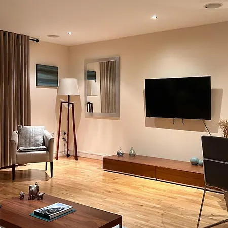 Comfortable & Well-Located 2 Bed Apartment In Chelsea-3