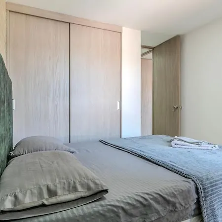 Apartamento En Laureles Con Piscina Y Parquedero 802-3