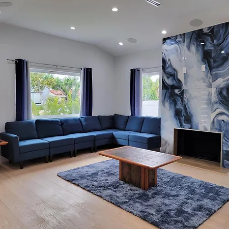 Modern Luxury 3 Bedroom Home Next To La Cienega Plaza With Parking, Wifi, Tv, Bbq 10 Minutes To Rodeo Drive-3