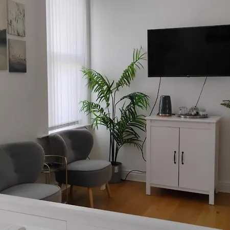 Charming Six Bedroom Townhouse Citystay Close To City Centre-2
