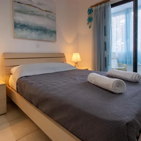 Large Veranda 2BR Walk to Beach-3