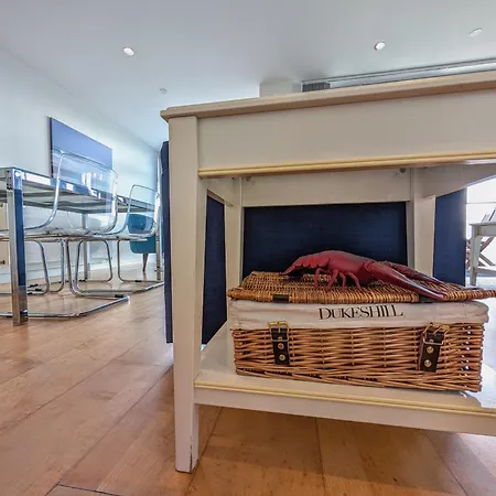 Modern Apartment By The Beach-2