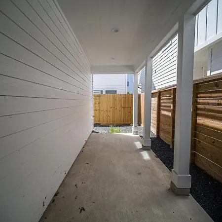 Modern Home By College, Medical Center & Stadium-2