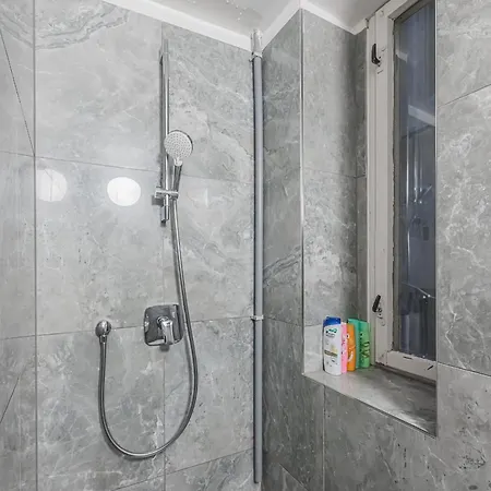 Old Town Walkable Flat With Kitchen And New Bath-2