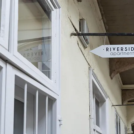 Riverside View Two Bedroom Flat By The Chain Bridge-2