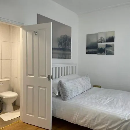 Beautiful Six Bedroom Townhouse Citybreak Close To City Centre-2