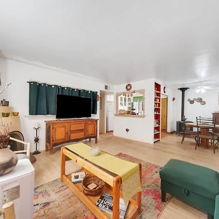Famed Plaza Oasis 1 Mile Away, King Bed, Office, Foosball-2