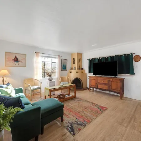Famed Plaza Oasis 1 Mile Away, King Bed, Office, Foosball-3