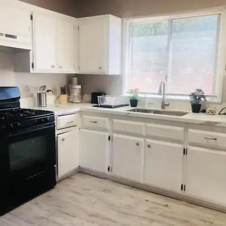 4Bed 2Ba Hollywood House Block Away From Sunset, Free Parking, Private Backyard-2