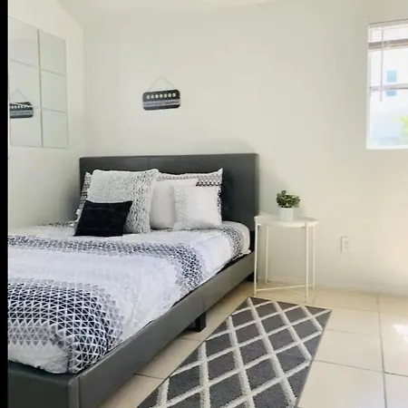 4Bed 2Ba Hollywood House Block Away From Sunset, Free Parking, Private Backyard-3