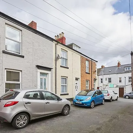 Oswy Street, Whitby. Sleeps Up To 7 Guests-2
