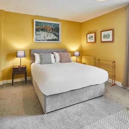 Oswy Street, Whitby. Sleeps Up To 7 Guests-3