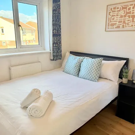 Winsbury Way 3 Bedroom Long Stays-2