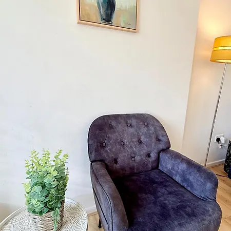 Winsbury Way 3 Bedroom Long Stays-3