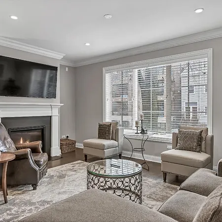 Elegant Condo-Steps From Wrigley Field, 32 Nights Condo-3