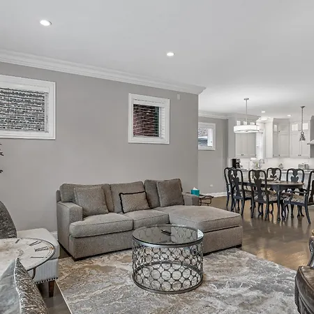 Elegant Condo-Steps From Wrigley Field, 32 Nights Condo-2