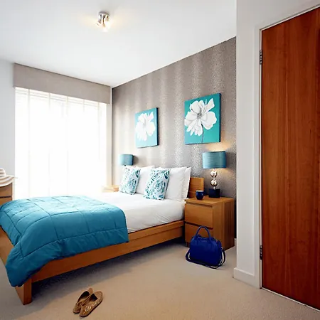 Reading Modern Two Bedroom Apartment-3