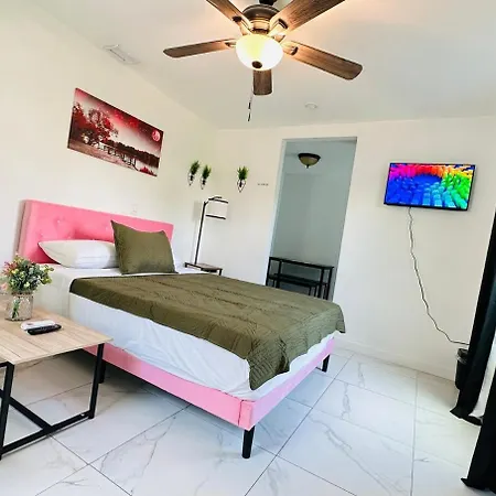 Spacious Studio Heart Of Miami-2