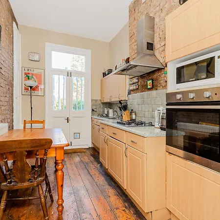 Large & Comfortable Room In A Vintage Victorian House-3